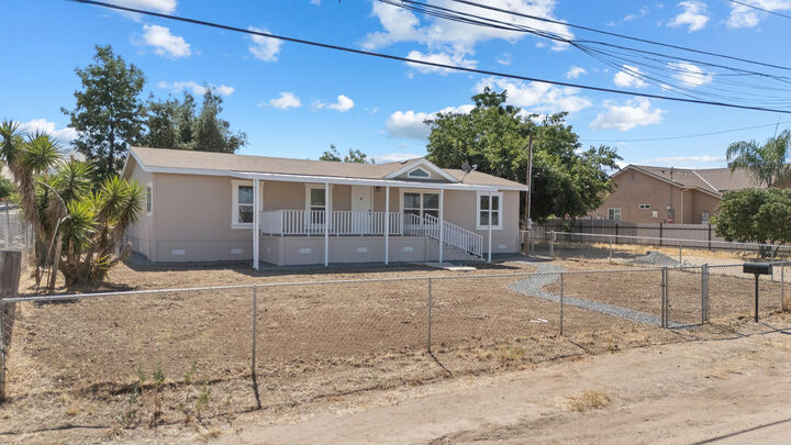 Property Photo: 214 Baxley Street CA 93257
