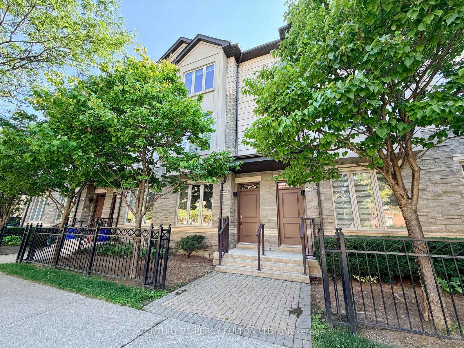 Property Photo: 225 South Park Road Th6 ON L3T 0B6