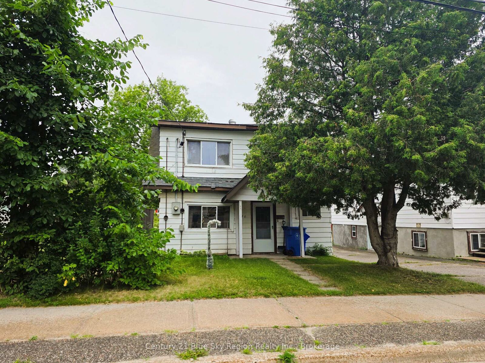 Property Photo: 220 Chippewa Street W ON P1B 6G2
