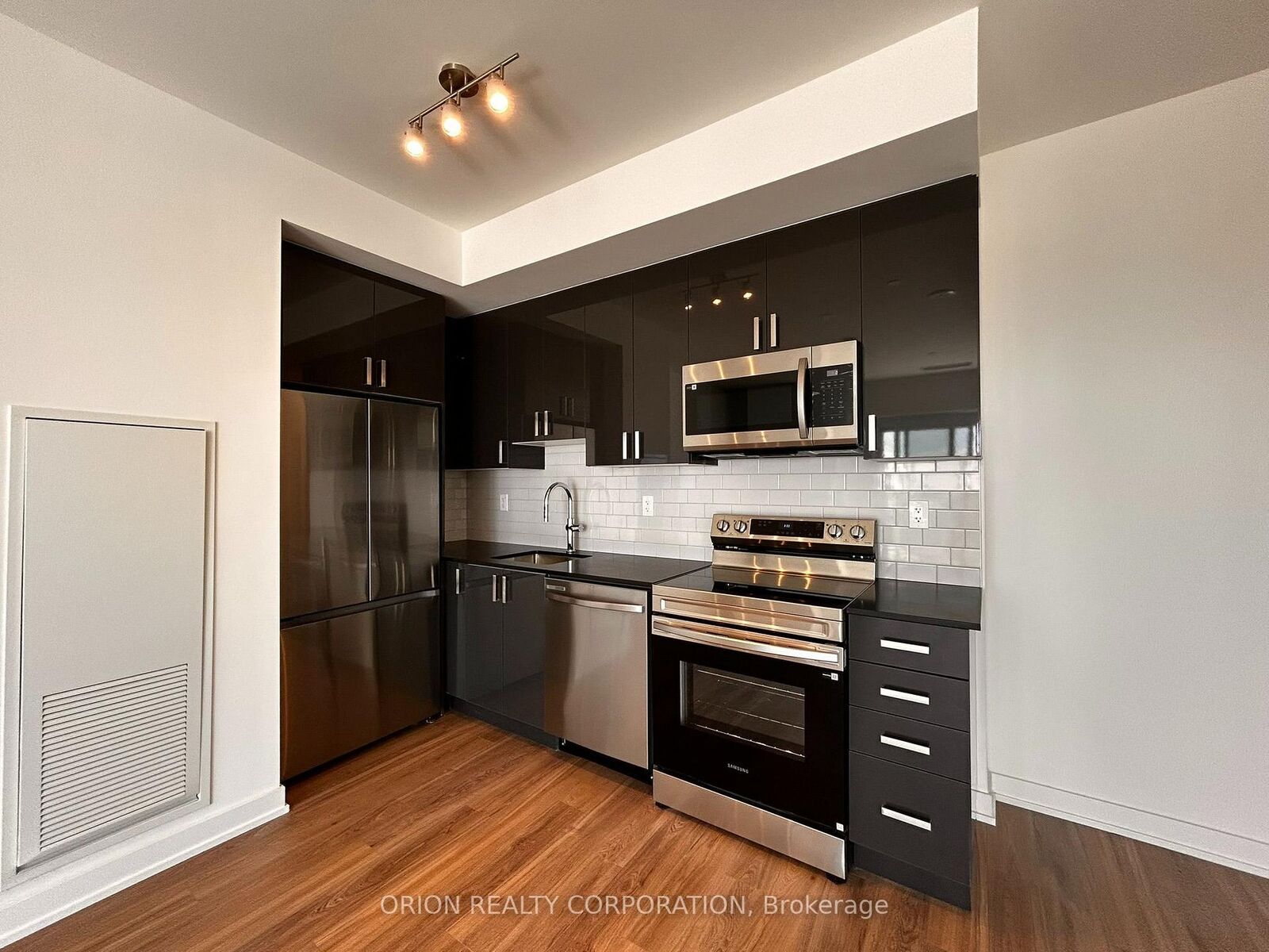 Property Photo:  1010 Sandy Beach Road 2706  ON L1W 0C7 