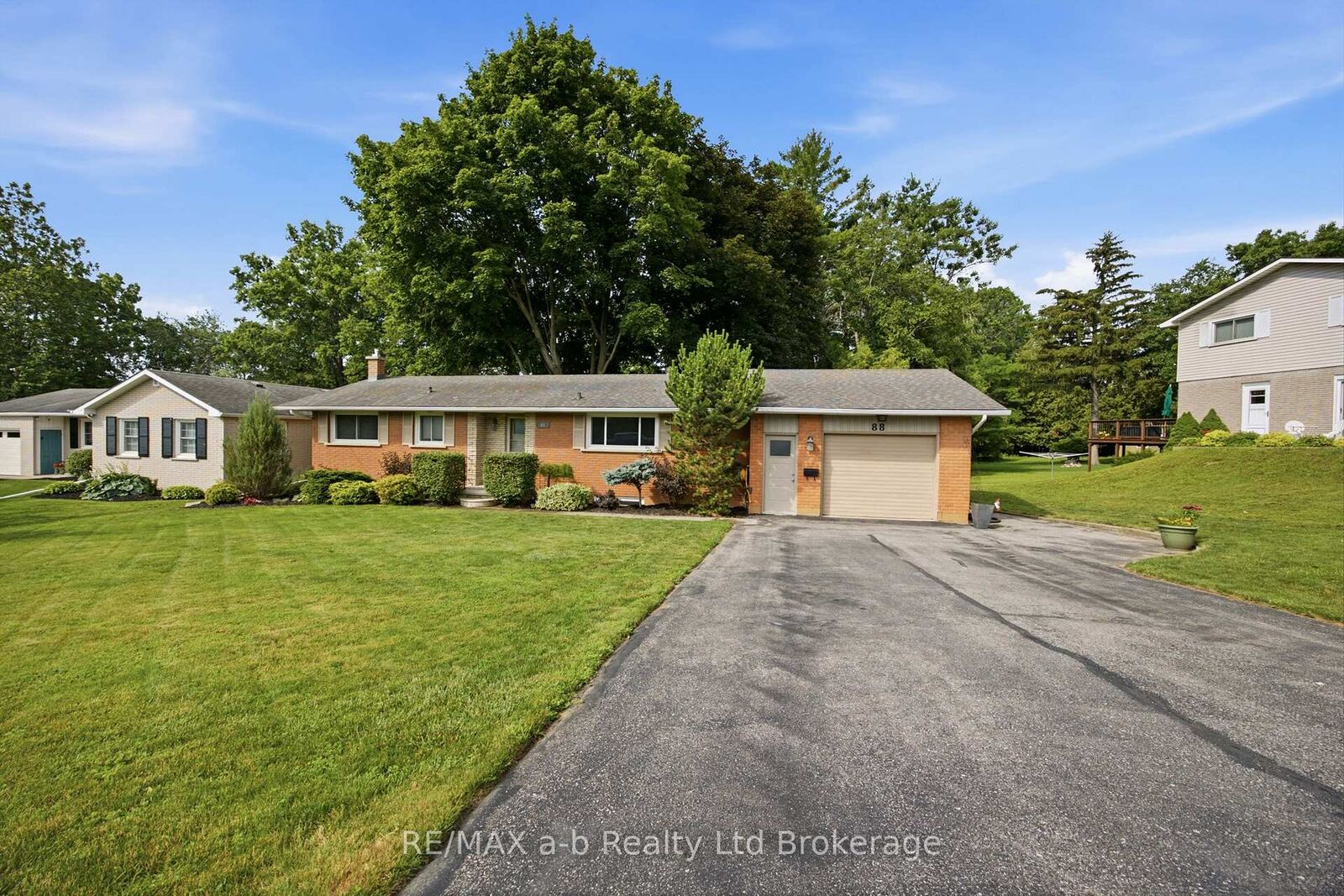 Property Photo: 88 Hillside Avenue ON N4B 1Y3