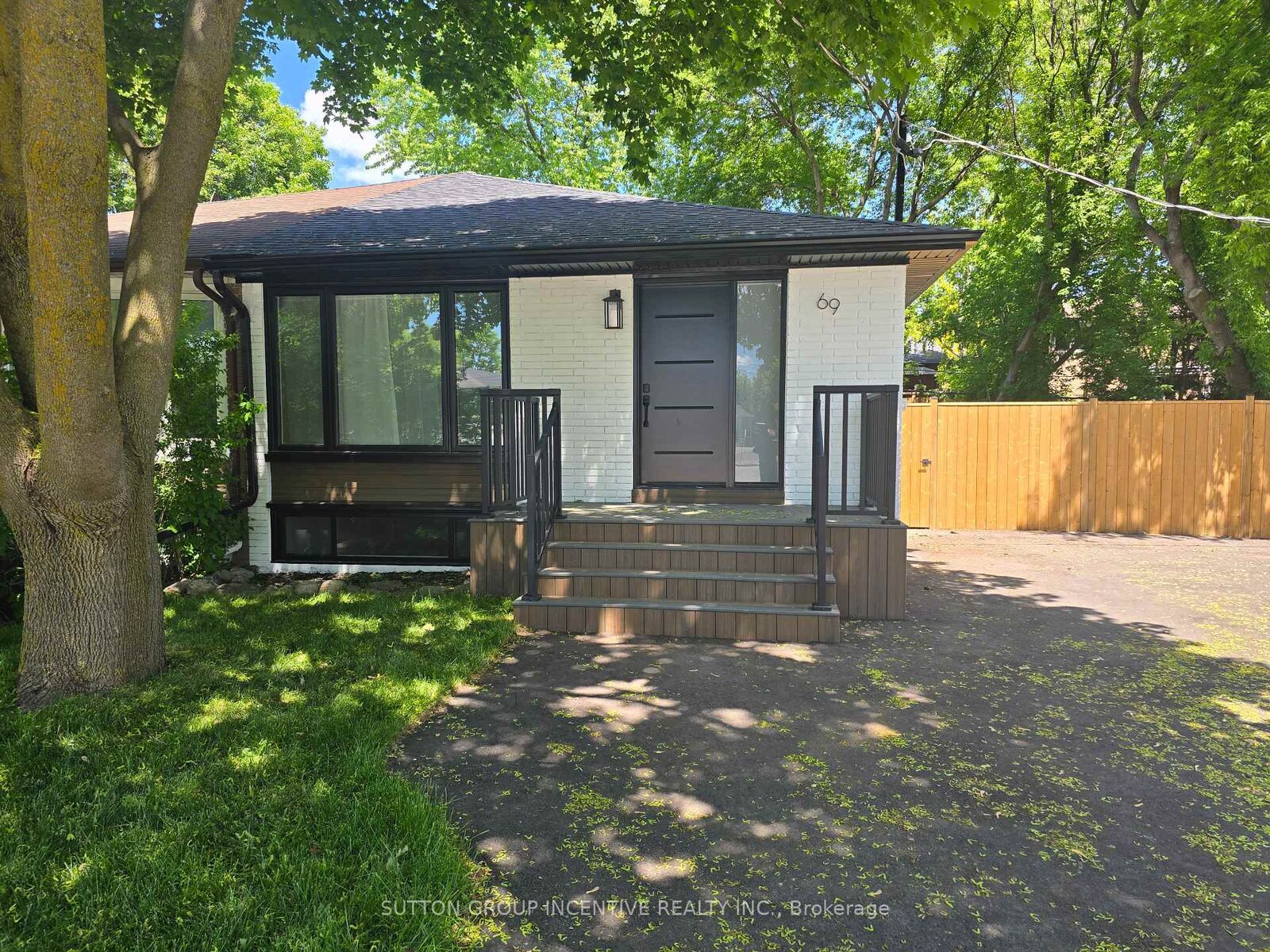 Property Photo:  69 Marlin Court Main  ON L3Y 2W7 
