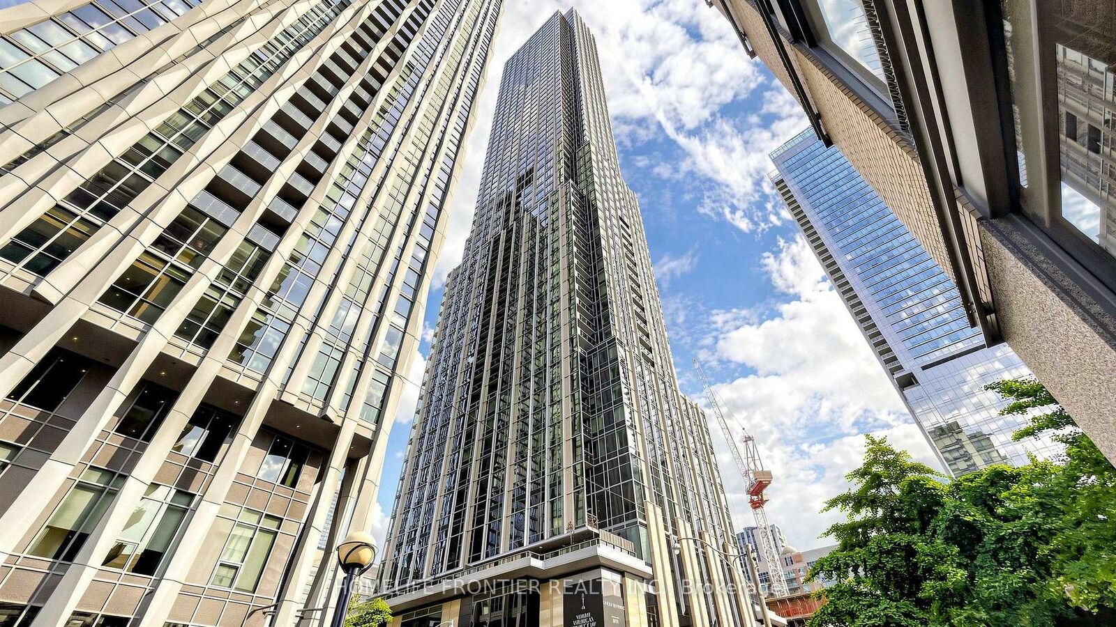 Property Photo: 11 Yorkville Avenue Lph6401 ON M4W 0B7