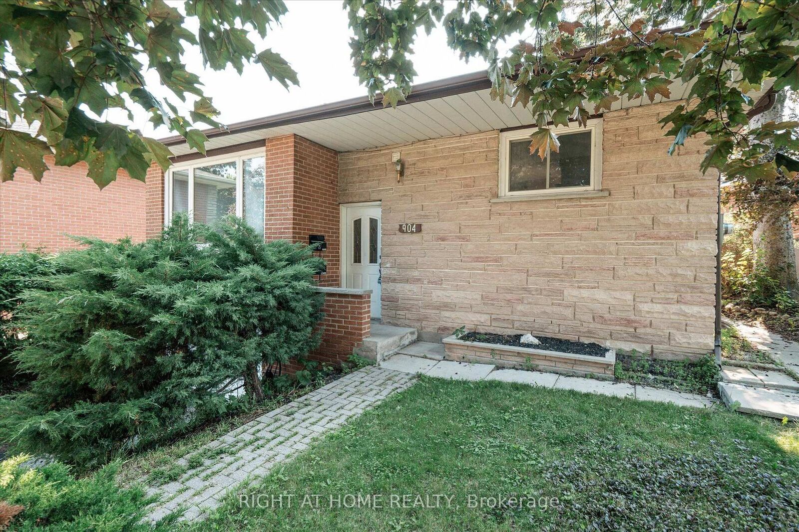 Property Photo: 904 Walnut Court ON L1H 2H9