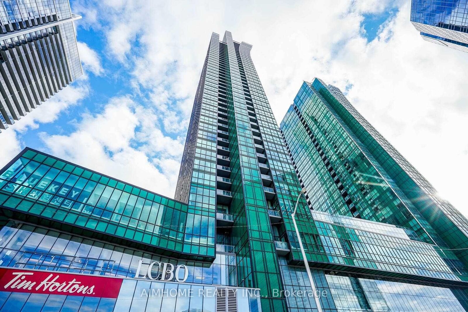 Property Photo: 9 Bogert Avenue 804 ON M2N 5M6