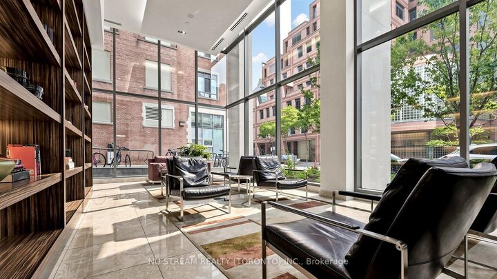 Photo de la propriété: 38 Grenville Street 4407 ON M4Y 1A5