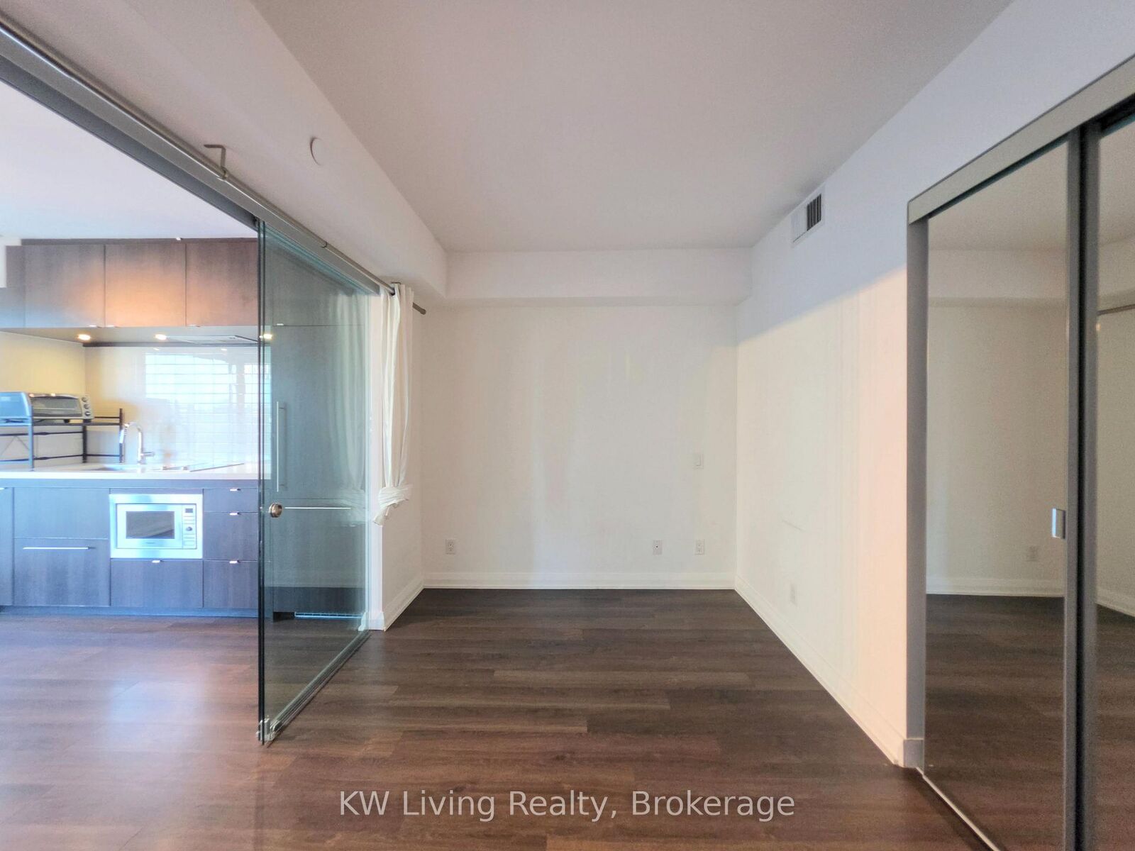 Property Photo:  155 Yorkville Avenue 905  ON M5R 0B4 