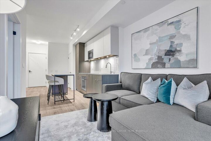 Property Photo:  215 Lakeshore Road W 205  ON L5H 1G5 