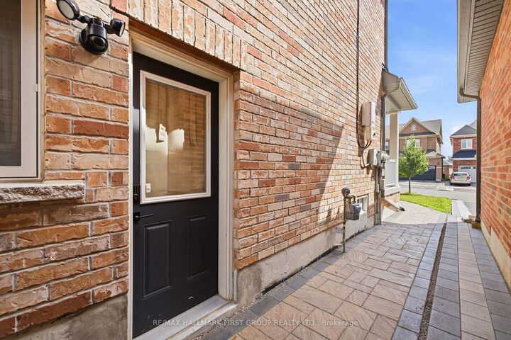 Property Photo:  527 Halo Street  ON L1L 0H9 