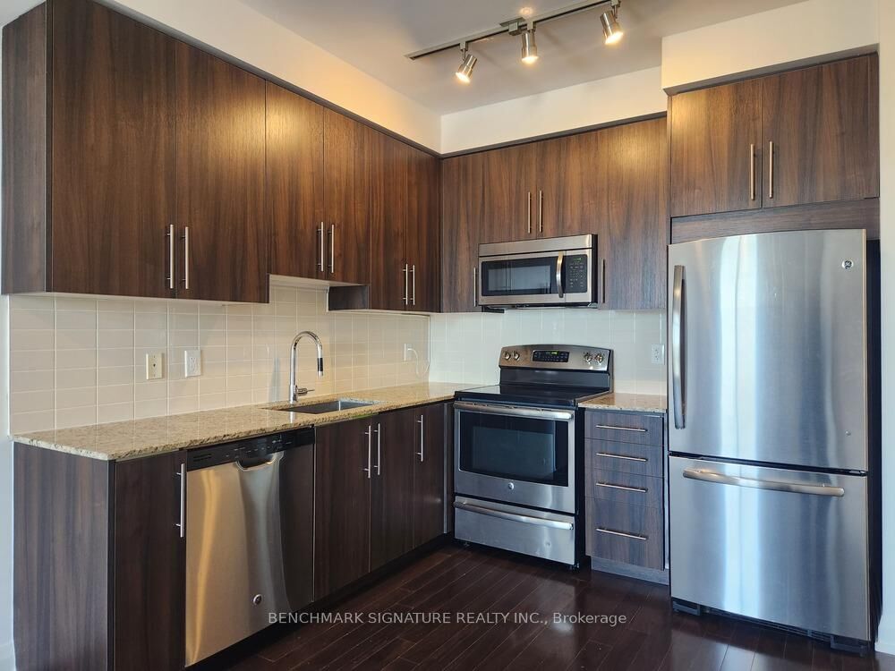 Property Photo:  7161 Yonge Street 518  ON L3T 0C8 