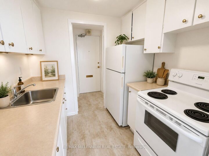 Property Photo:  250 Frederick Street 1106  ON N2H 2N1 