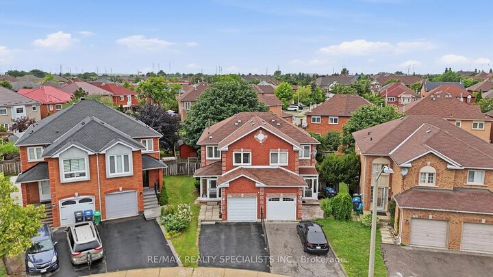 Property Photo:  6803 Bansbridge Crescent  ON L5N 6T3 
