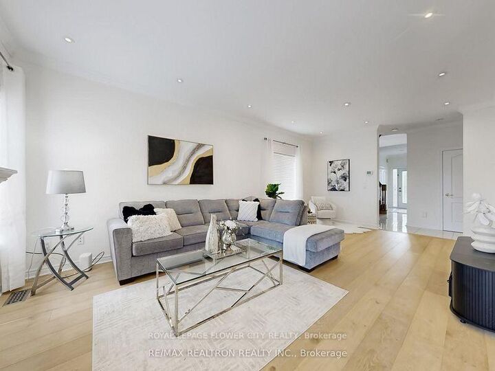 Property Photo:  60 Colombo Crescent Main  ON L6A 0A3 