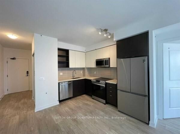 Property Photo: 4675 Metcalfe Avenue 805 ON L5M 0Z8