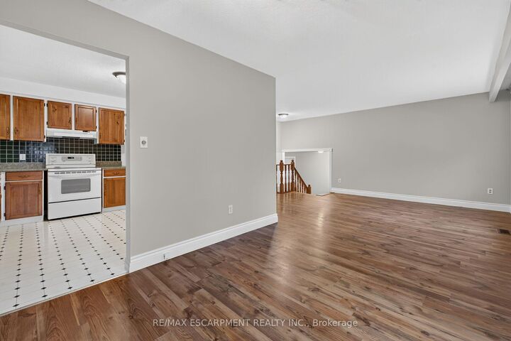 Property Photo: 19 Burns Place ON N3W 1G1