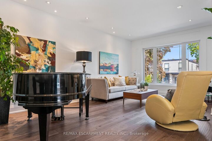 Property Photo:  24 Cayuga Avenue  ON L5G 3S7 
