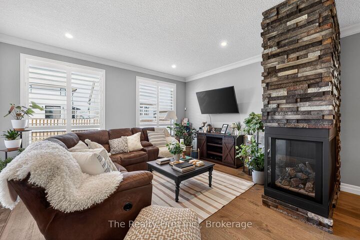 Property Photo: 193 Hemlock Street ON N4S 0E4