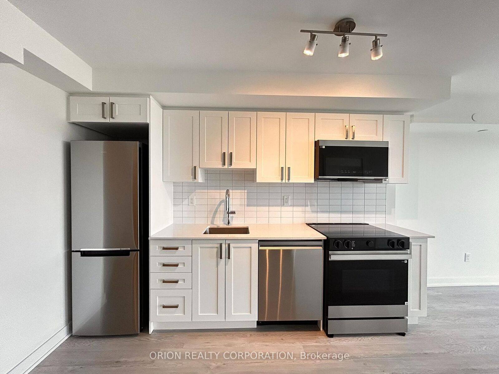 Property Photo: 1010 Sandy Beach Road 1007 ON L1W 0C7