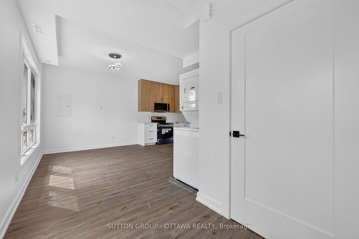 Property Photo:  944 Woodroffe Avenue  ON K2A 3R7 