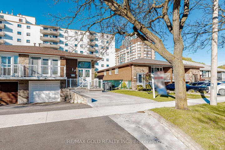 Property Photo: 38 Achill Crescent ON L5B 1L1