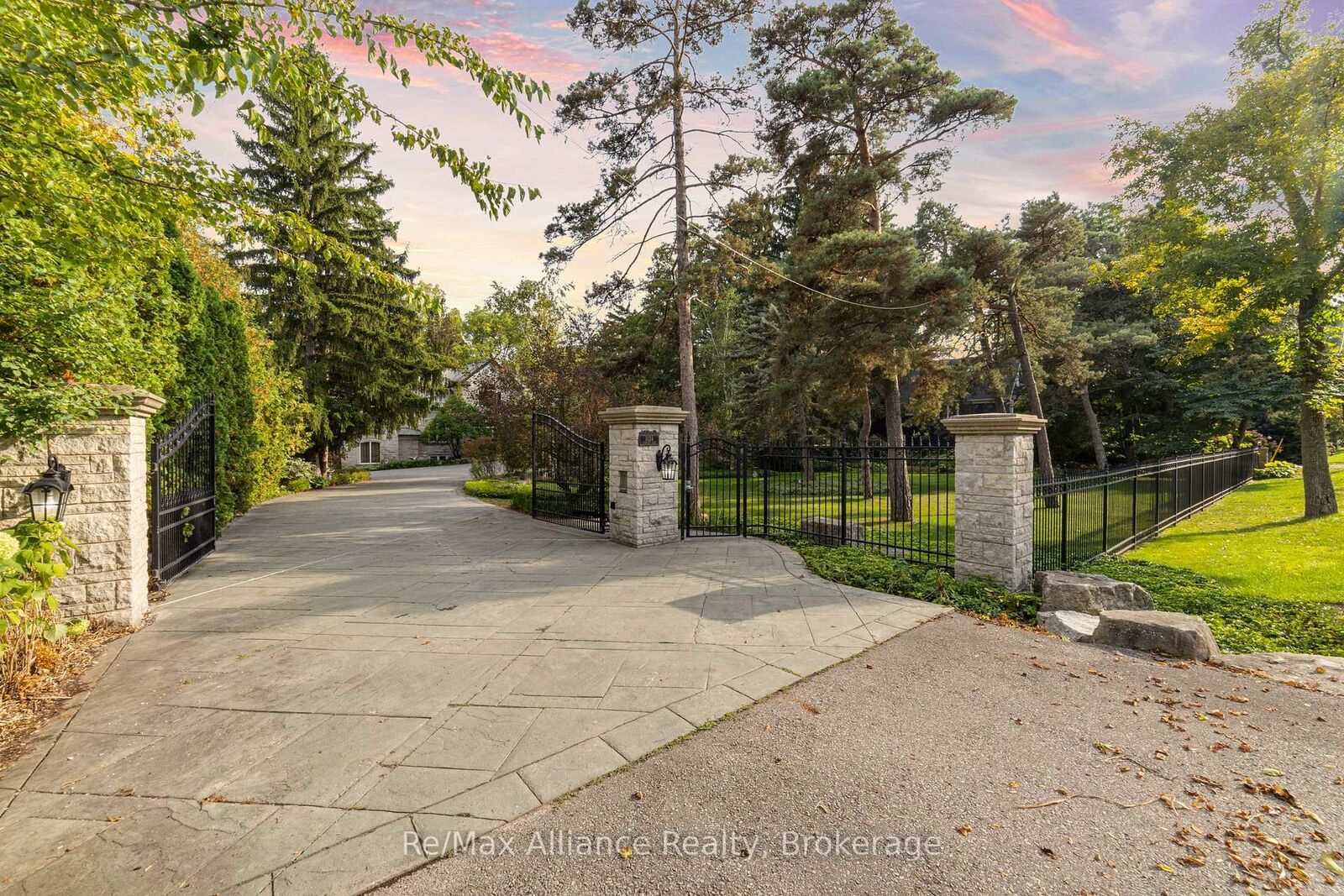 Property Photo:  1024 Linbrook Road  ON L6J 2L1 