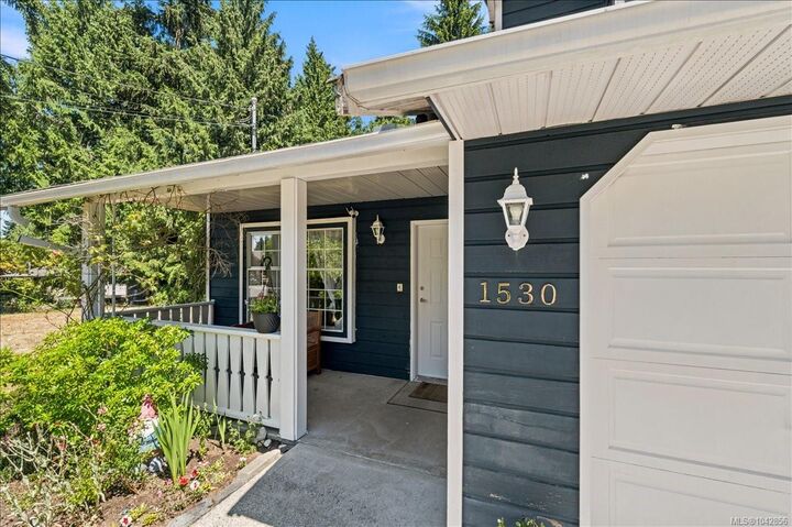 Property Photo: 1530 Pacific Cres BC V9P 1X6