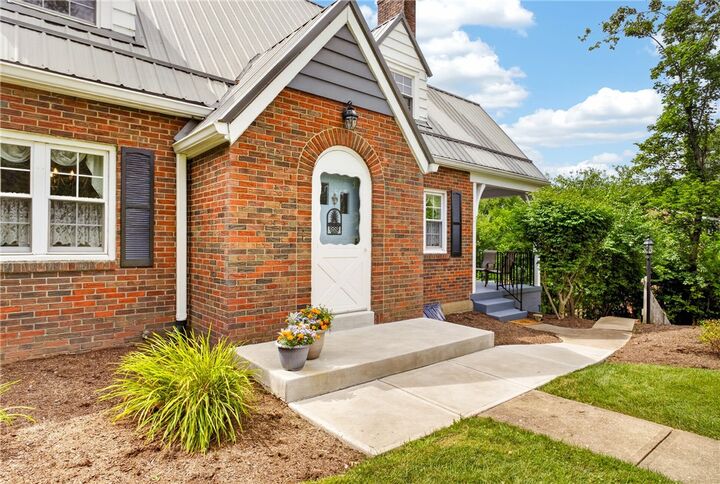 Property Photo: 2848 Anderson Dr PA 15101
