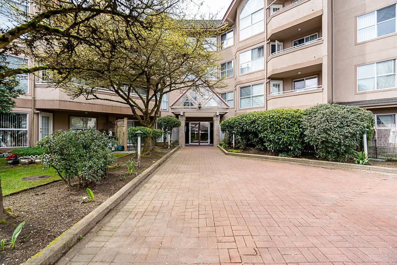 Property Photo: 7435 121A Street 312 BC V3W 0W8