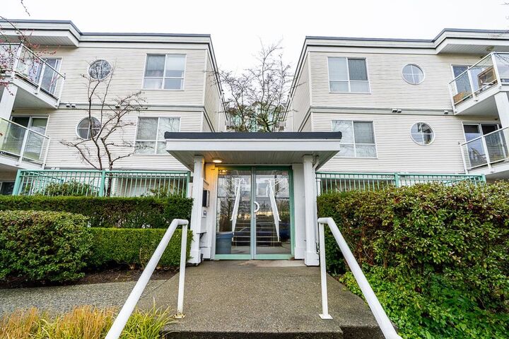2733 E Kent Avenue North Avenue 74 — photo 1