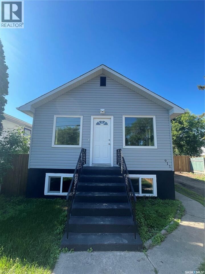 Property Photo:  911 23rd Street W  SK S7L 0A5 