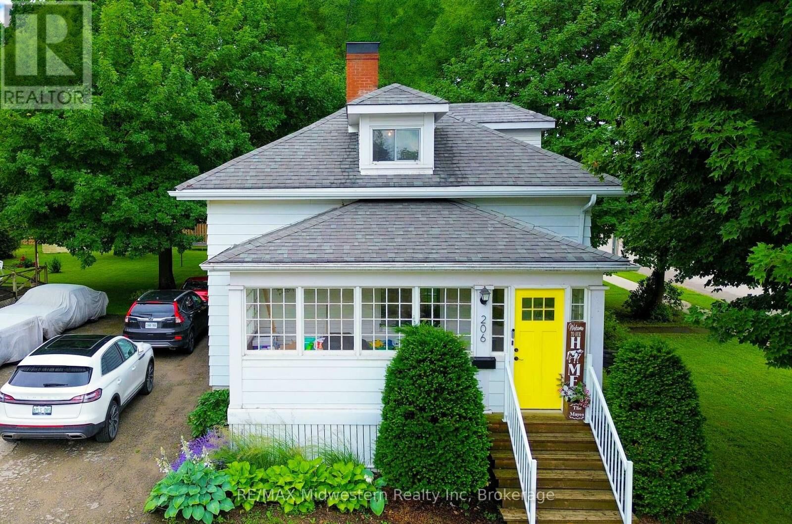 Property Photo:  206 Union Street East  ON N4W 2G9 