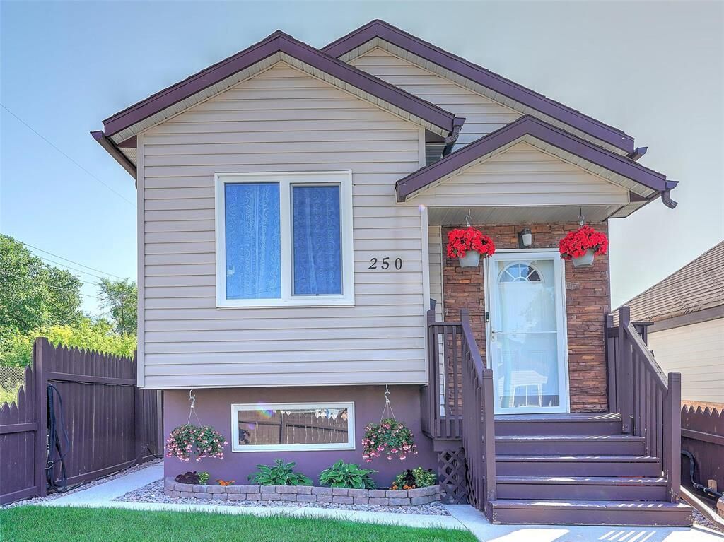 Property Photo: 250 McIntosh Avenue MB R2L 0K8