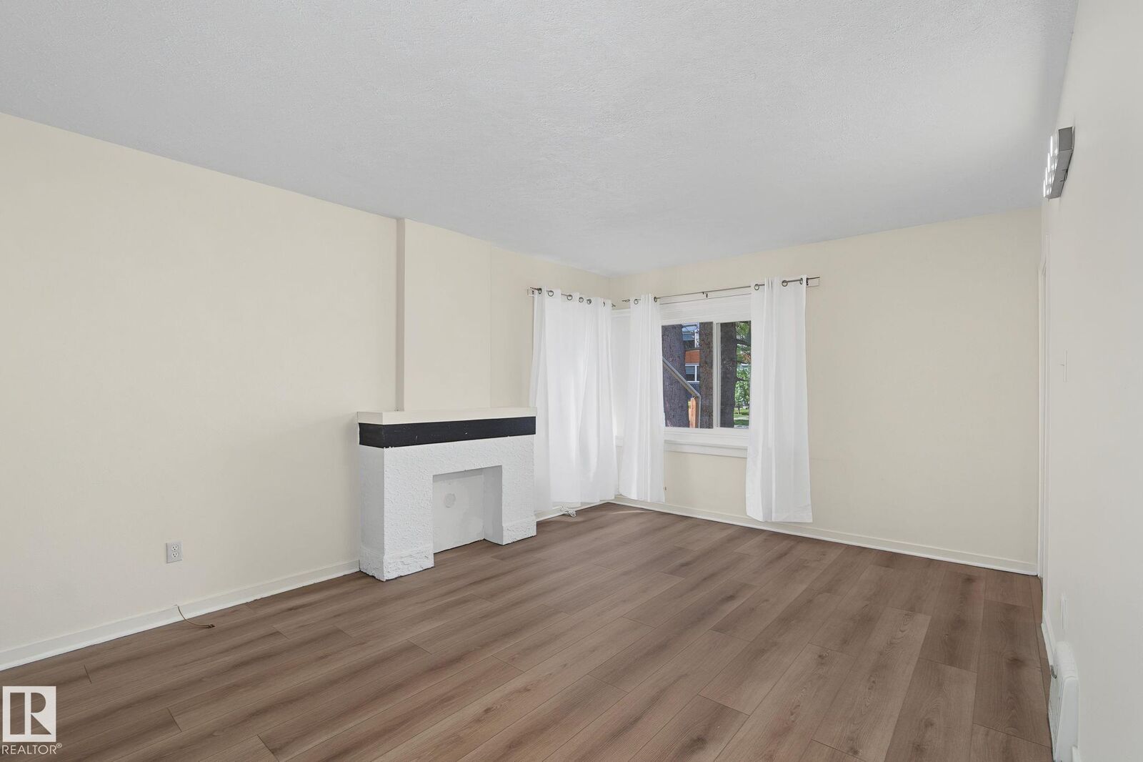 Property Photo: 11147 78 Avenue NW AB T6G 0M5