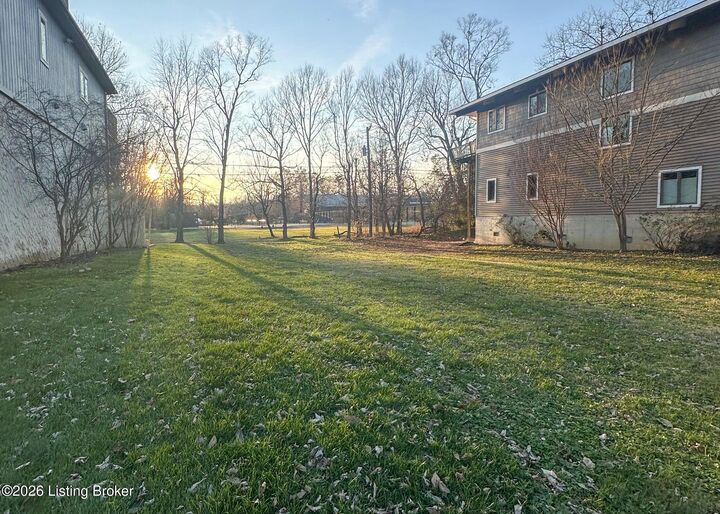 Property Photo:  914 W Riverside Dr  KY 40207 