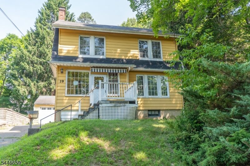 Property Photo:  19 New St  NJ 08829 