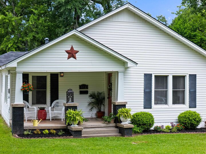 Property Photo: 812 N Bledsoe TX 75644