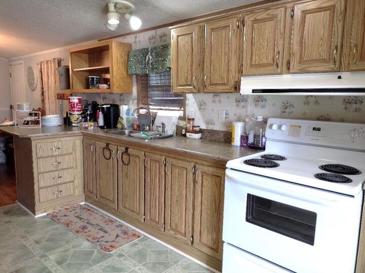 Property Photo: 1176 County Road 305 FL 32110