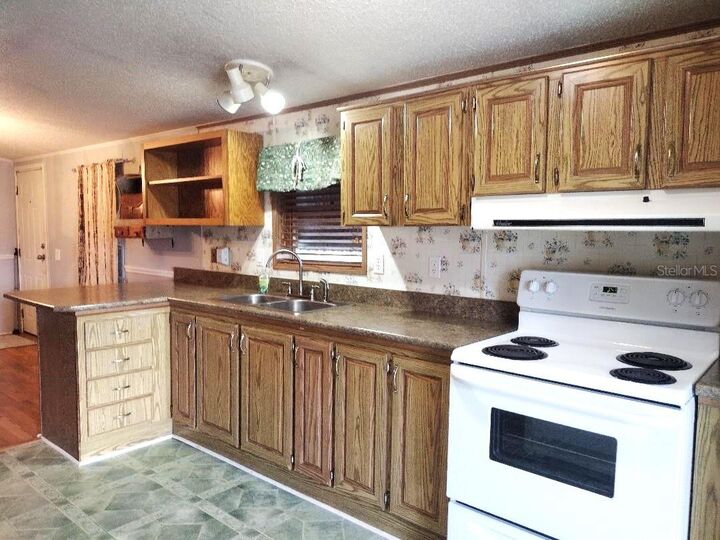 Property Photo: 1176 County Road 305 FL 32110