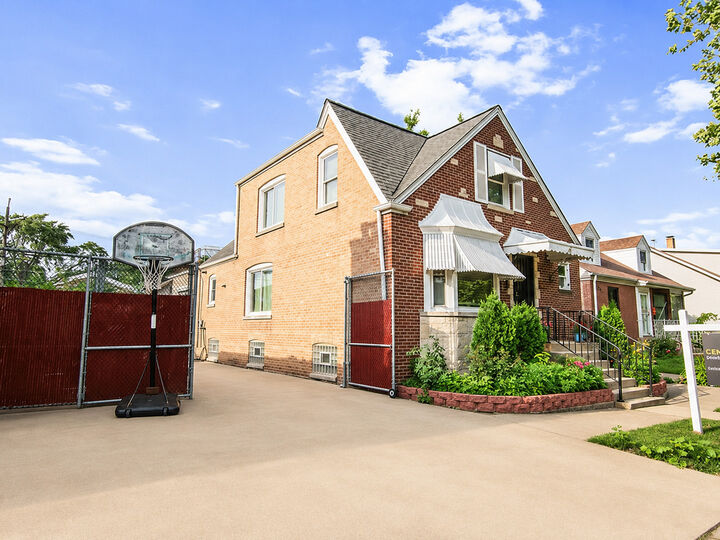 Property Photo: 6952 W Summerdale Avenue IL 60656