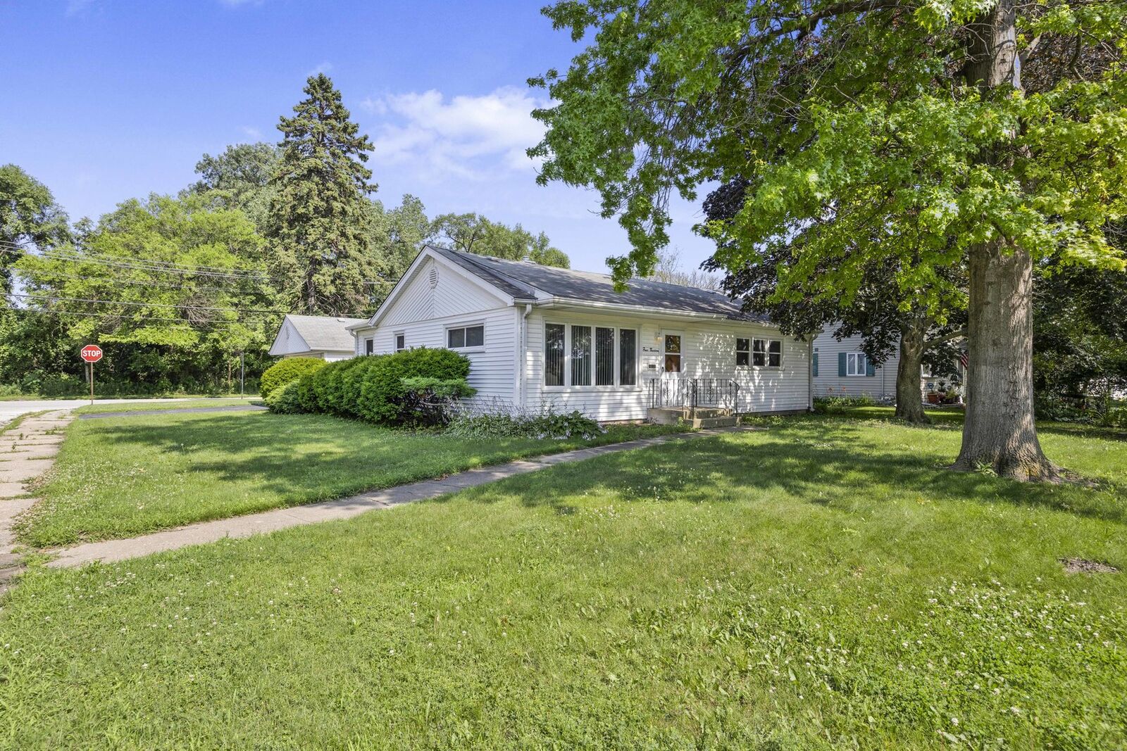 Property Photo: 413 Water Street IL 60476