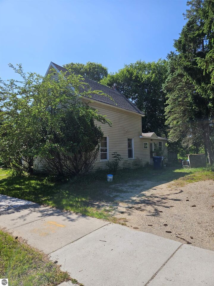 Property Photo: 905 W Seventh Street MI 49684