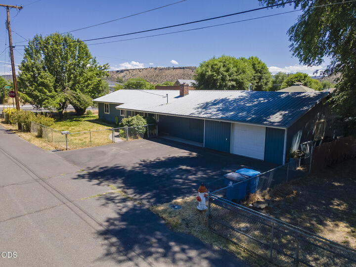Property Photo: 1670 SE Mountain View Drive OR 97754