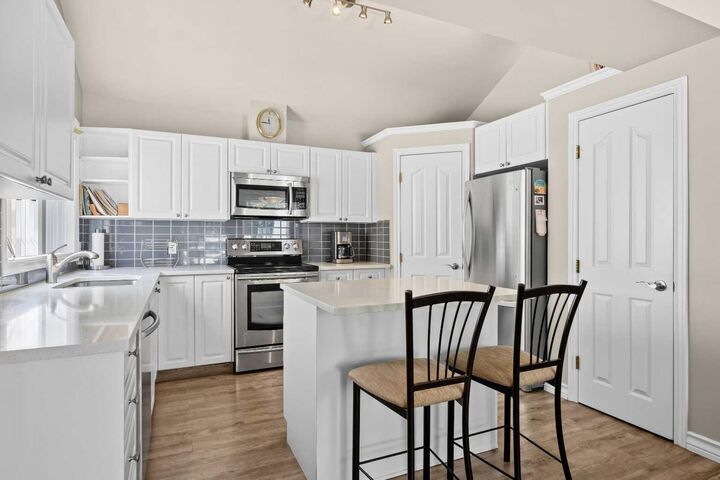 Property Photo: 405 32 Avenue NW 301 AB T2K 0Z5