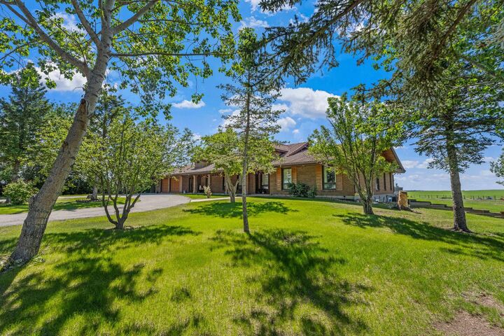 Property Photo:  285021 Township Road 252  AB T2E 8K4 