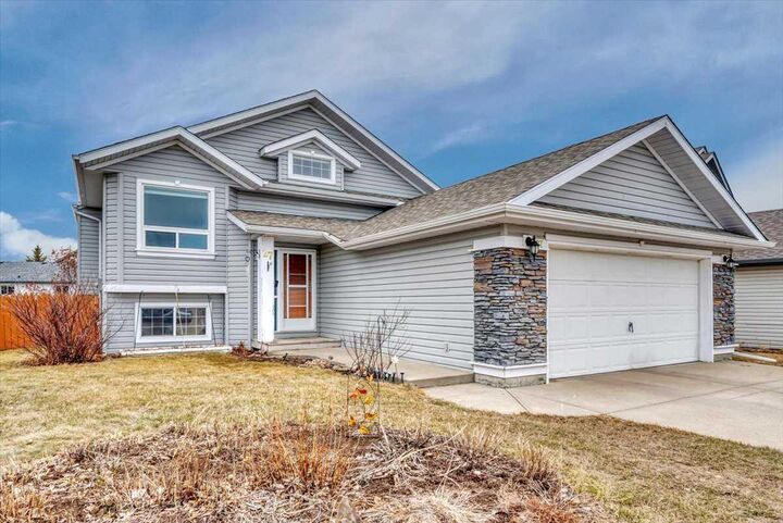 Property Photo: 27 Aspen Creek Way AB T1P 1R2