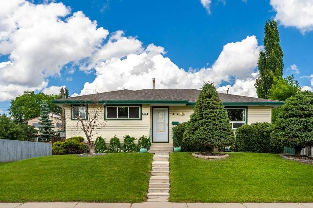 Property Photo:  39 Maryvale Crescent NE  AB T2A 2V5 