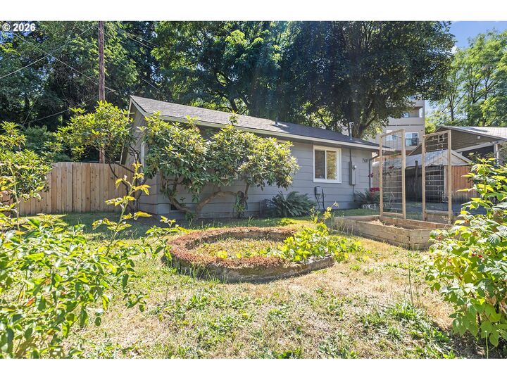 Property Photo:  1508 E 16th Pl  WA 98661 