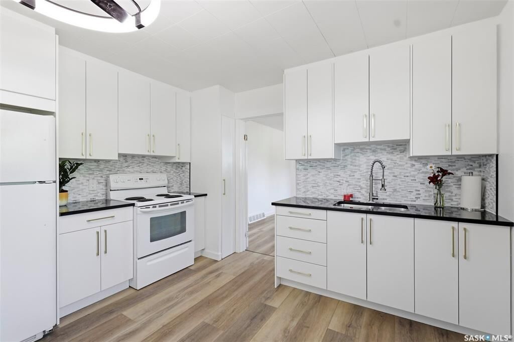 Property Photo:  925 O Avenue S  SK S7M 2S8 