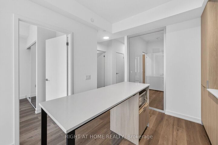 Property Photo: 395 Square One Drive 315 ON L5B 0P6