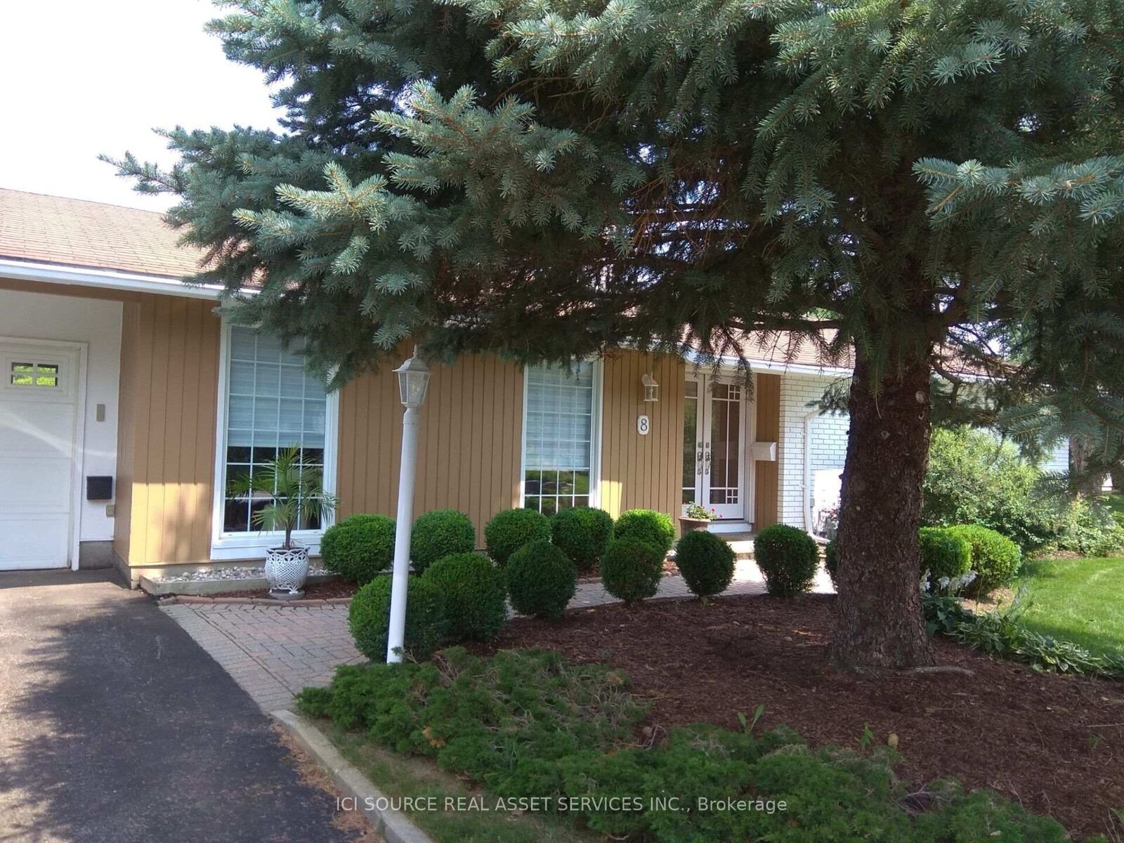 Property Photo: 8 Birchview Road ON K2G 3G4